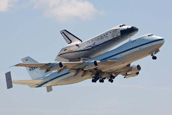 Dragon NASA Space Shuttle "Discovery" w/747-100 SCA 1/144 Scale Model Kit