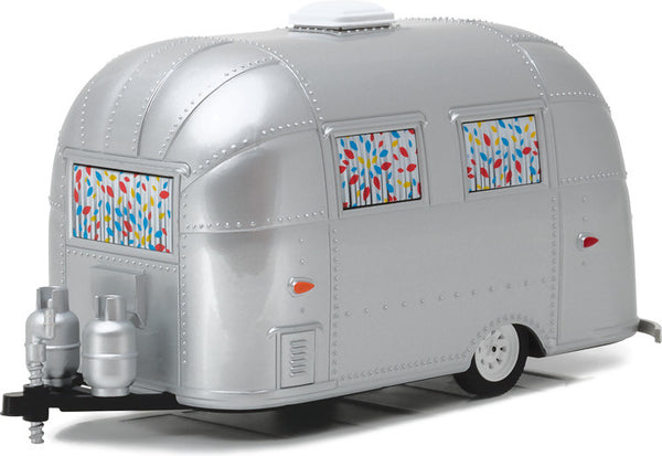 1/24 Scale Hitch and Tow Series 1 Airstream 16' Bambi 1/24 Scale Diecast Model by Greenlight