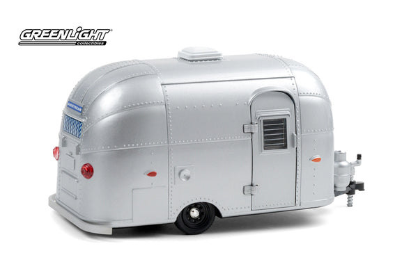 Greenlight's Hitch and Tow Series 6 Airstream 16' Bambi 1/24 Scale Diecast Model