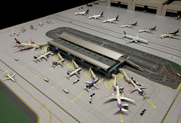 Gemini Jets Airport Terminal with Airport Mat 1/400 Scale. (GJARPTB & GJAPS006)