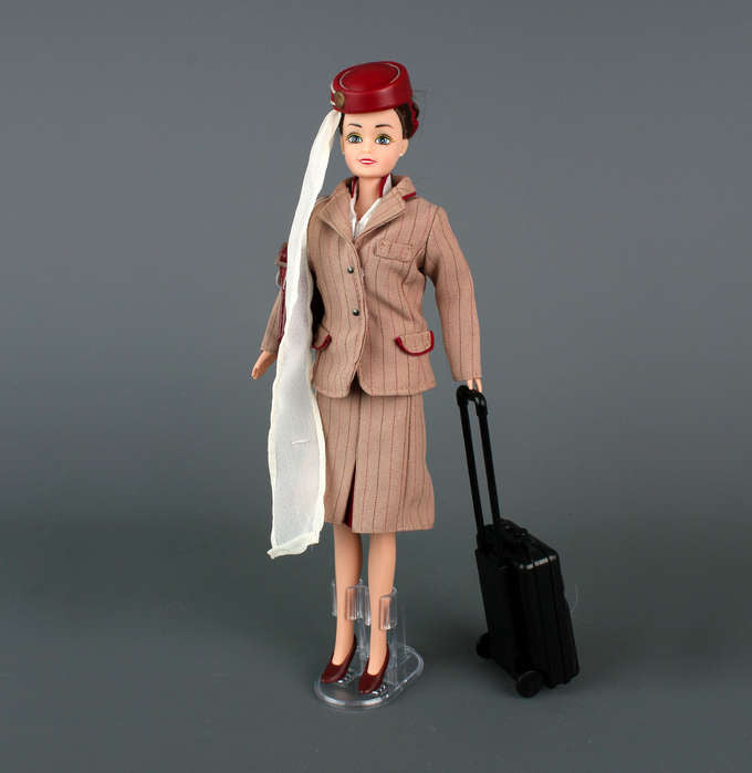 航空機 Barbie - Emirates CabinCrewDoll Emirates Airlines Cabin Crew Doll – Acapsule Toys and Gifts
