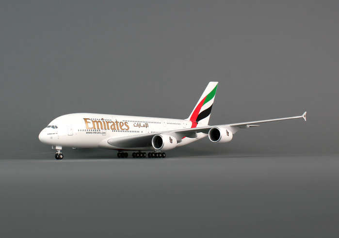 BOX DENTED AIRBUS A380-800 AIRCRAFT EMIRATES AIRLINES 1/200 GEMINIJETS BOX DENTED AIRBUS A380-800 AIRCRAFT EMIRATES AIRLINES 1/200 GEMINIJETS